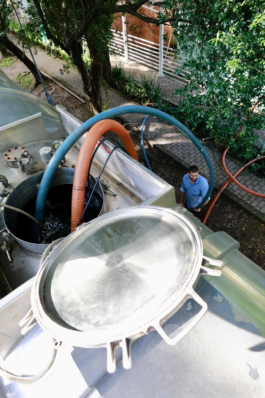 Funcionário acompanhando uma operação de abastecimento de água